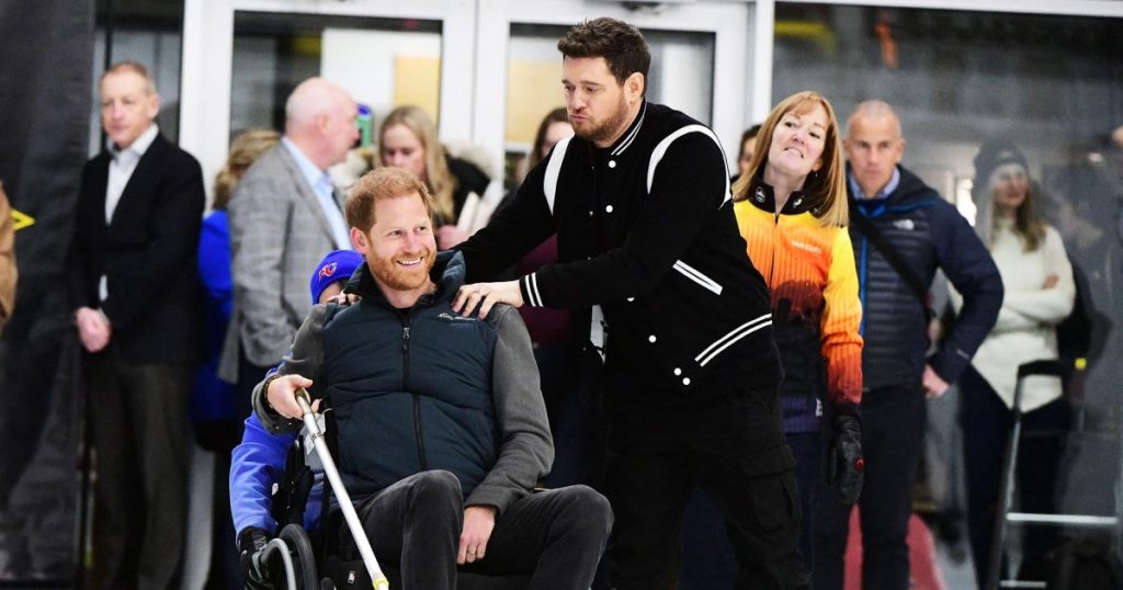 الأمير هاري ومايكل بوبل يحاولان ممارسة رياضة الكيرلنج في حدث تدريب Invictus Games