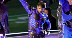 تصاميم Usher تبدو مبهرة باللونين الأزرق والأسود مع اللون الأبيض الفاتح في Super Bowl