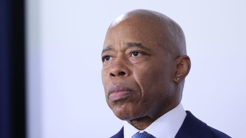 يدعو عمدة مدينة نيويورك إريك آدامز إلى إجراء تغييرات على سياسة الملاذ في مدينة نيويورك