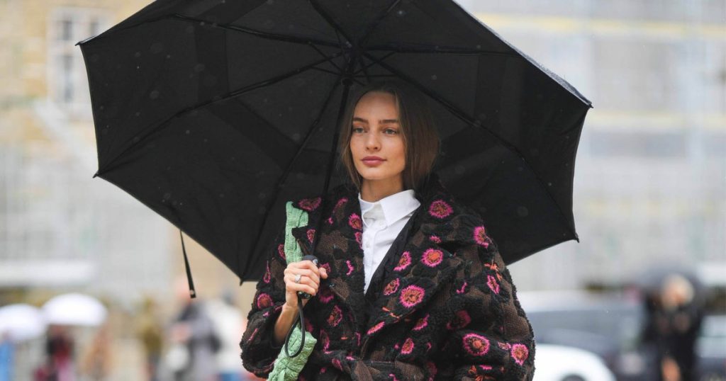 13 من أساسيات الموضة المقاومة للماء لتبقيك جافًا هذا الربيع وما بعده