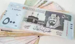 بالفيديو.. ردة فعل غير متوقعة من شاب عثر على 4400 ريال أمام ماكينة الصرافة