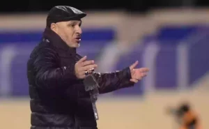 الطائي يفاوض بن زكري | مدرب عالمي آخر يرحل عن دوري روشن السعودي