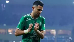 محرز يخرج عن صمته… الحكم سبب في تعادل الاهلي السعودي وانهى المباراة مبكراً!!