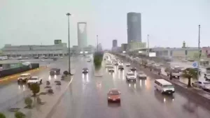 الأمطار الغزيرة تعود من جديد!! الأرصاد السعودية تطلق سلسلة تحذيرات عاجلة لتلك المناطق