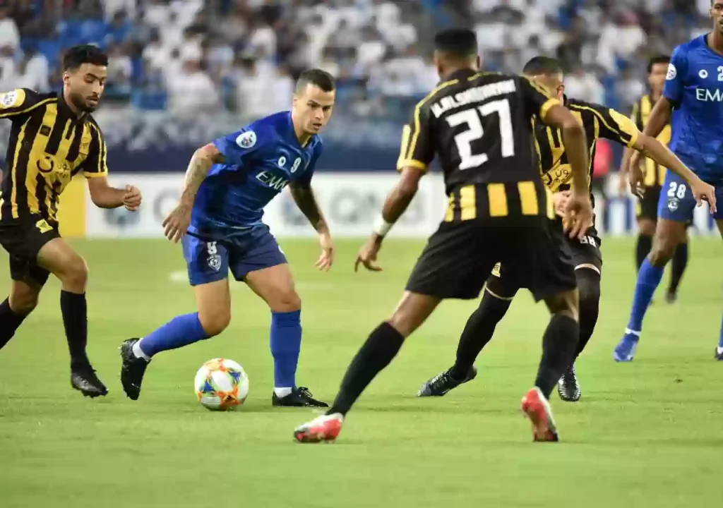 غاب عن التدريبات!! حالة الجدل تزيد عن حدّها بعد تغيّب عالمي الاتحاد قبل مباراة الهلال