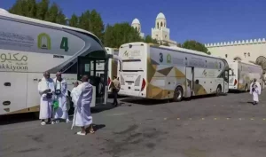 في أجواء رمضانية مليئة بالإيمان والروحانية.. ضيوف خادم الحرمين يغادرون من المدينة إلى مكة