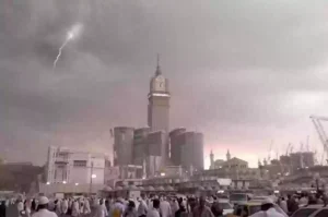 التحذير العاجل!! الأرصاد السعودية تشدد تحذيرها في نهاية الأسبوع بسبب الطقس.. الإنذار أحمر