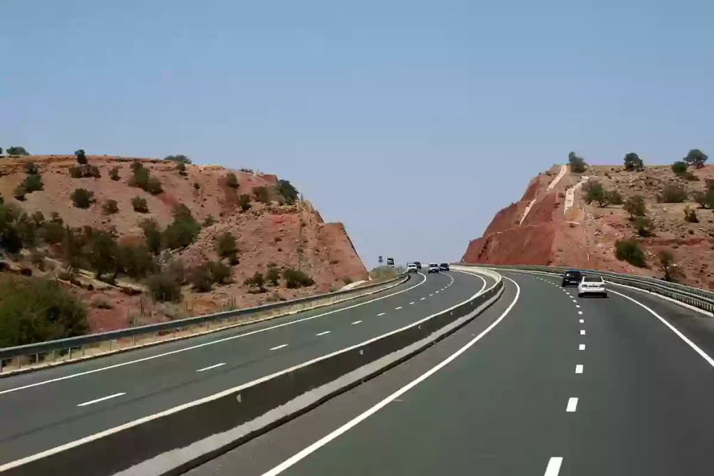 كم المسافة بين الخبر والاحساء؟ كم ساعه تبعد الخبر عن الاحساء؟