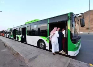 الفئات الممنوعة من استخدام وسائل النقل العام في السعودية نهائيًا .. قرارات جديدة