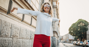 17 قمم فضفاضة Flowy للأشخاص الذين يكرهون القمصان المجهزة