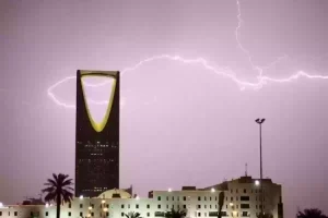 عواصف وأمطار غزيرة!! طقس الإثنين مضطرب والأرصاد السعودية تعلن حالة التأهب