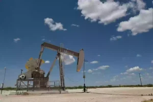 نقص الإمدادات مع نمو الطلب!! أزمة جديدة يواجهها سوق النفط تنعكس على أسعاره بالسلب
