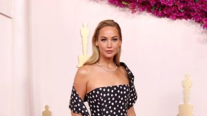 استغرق صنع فستان جينيفر لورانس من ديور خلال حفل توزيع جوائز الأوسكار 1500 ساعة