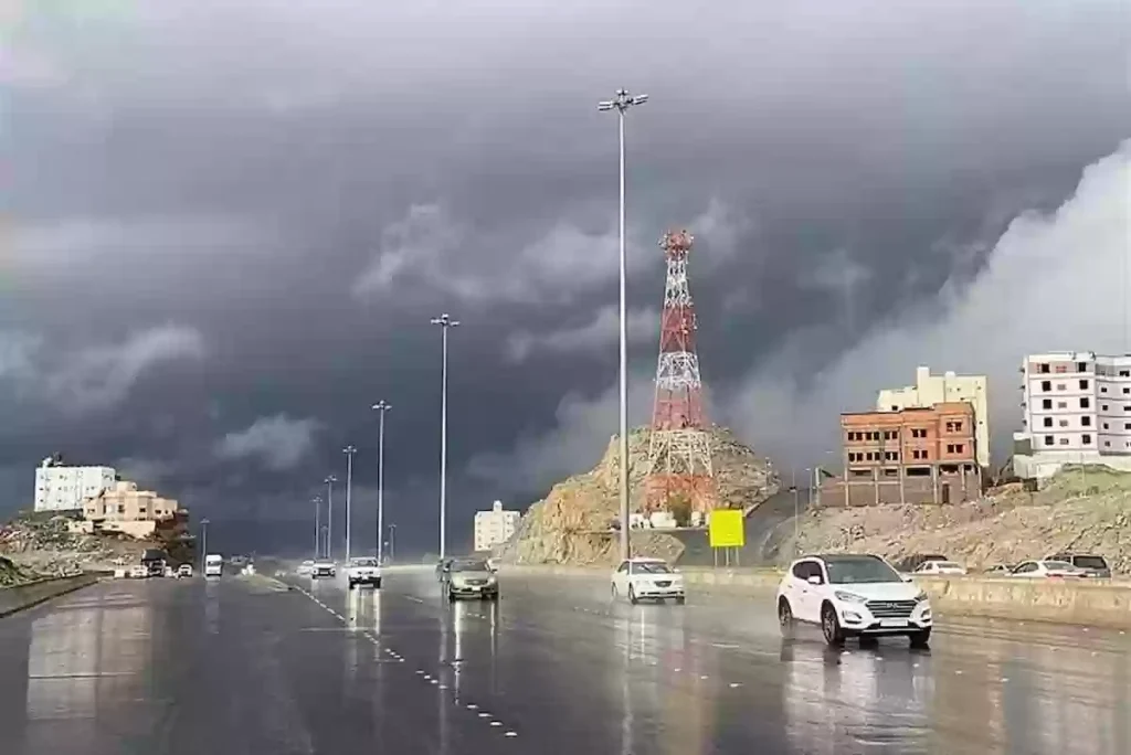 رياح هوجاء وأمطار وسيول!! تحذيرات شديدة من الأرصاد السعودية بسبب التقلبات الجوية