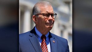 يبدو أن الفيديو يظهر عضو الكونجرس الجمهوري وهو يقترح إسقاط القنابل على غزة