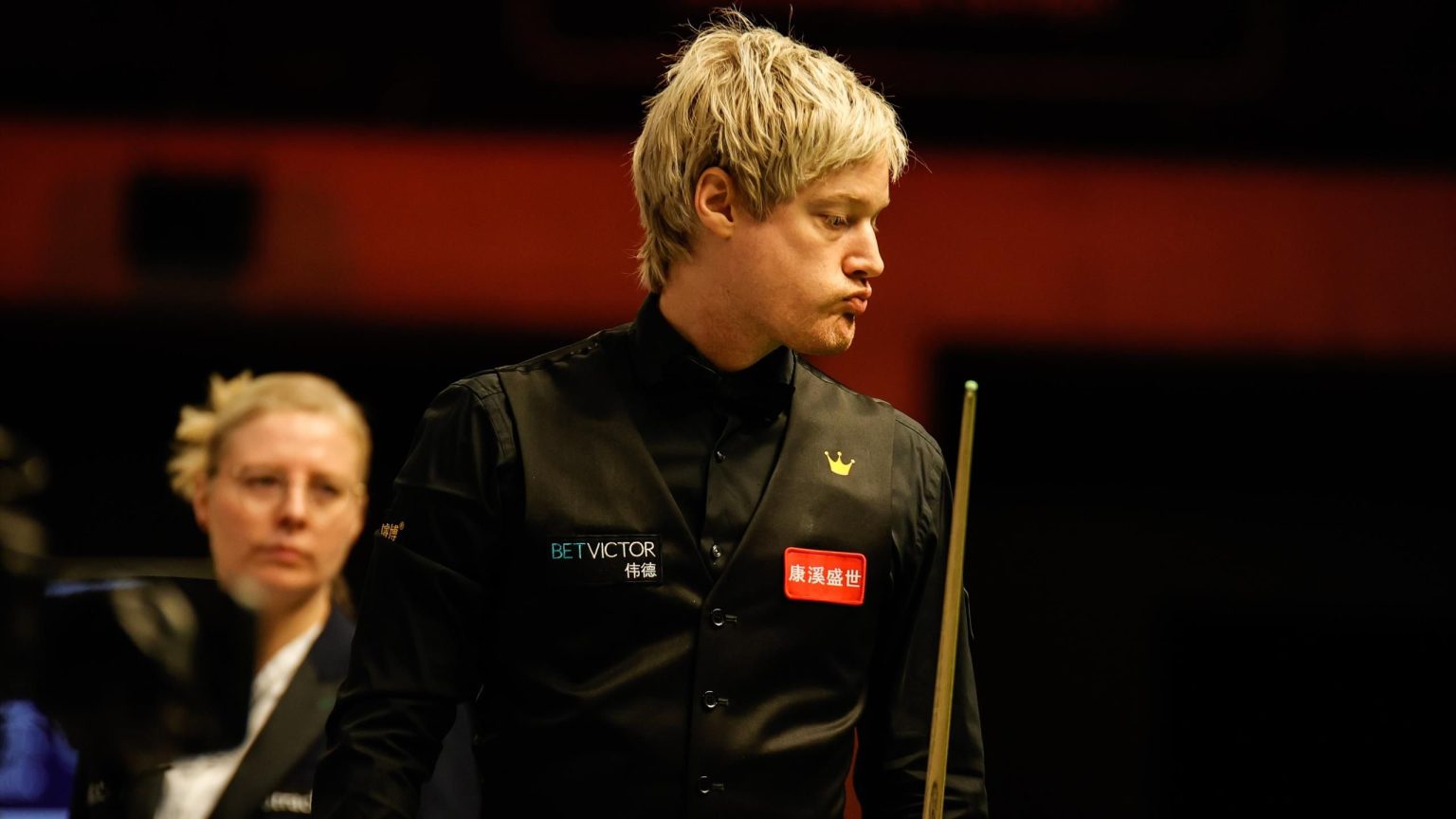 بطولة العالم المفتوحة 2024: نيل روبرتسون يتفوق على باري هوكينز ويتأهل لنصف النهائي، ودينغ جونهوي يكتسح حسين فافايي