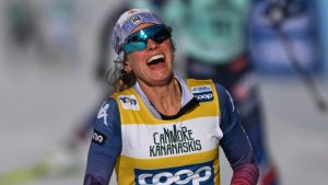 جيسي ديجينز تغلف الكرة الكريستالية بأناقة بينما يحمل هارالد أوستبيرج أموندسن فالون، السويد