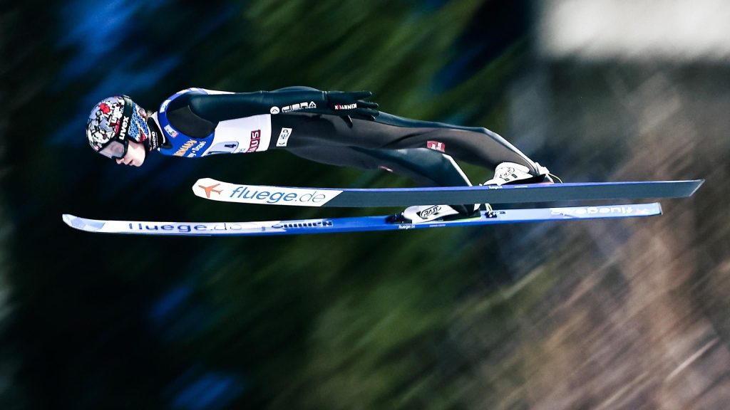 القفز على الجليد: فازت النرويج على النمسا وألمانيا لتفوز بلقب فرق الرجال في كأس العالم في لاهتي