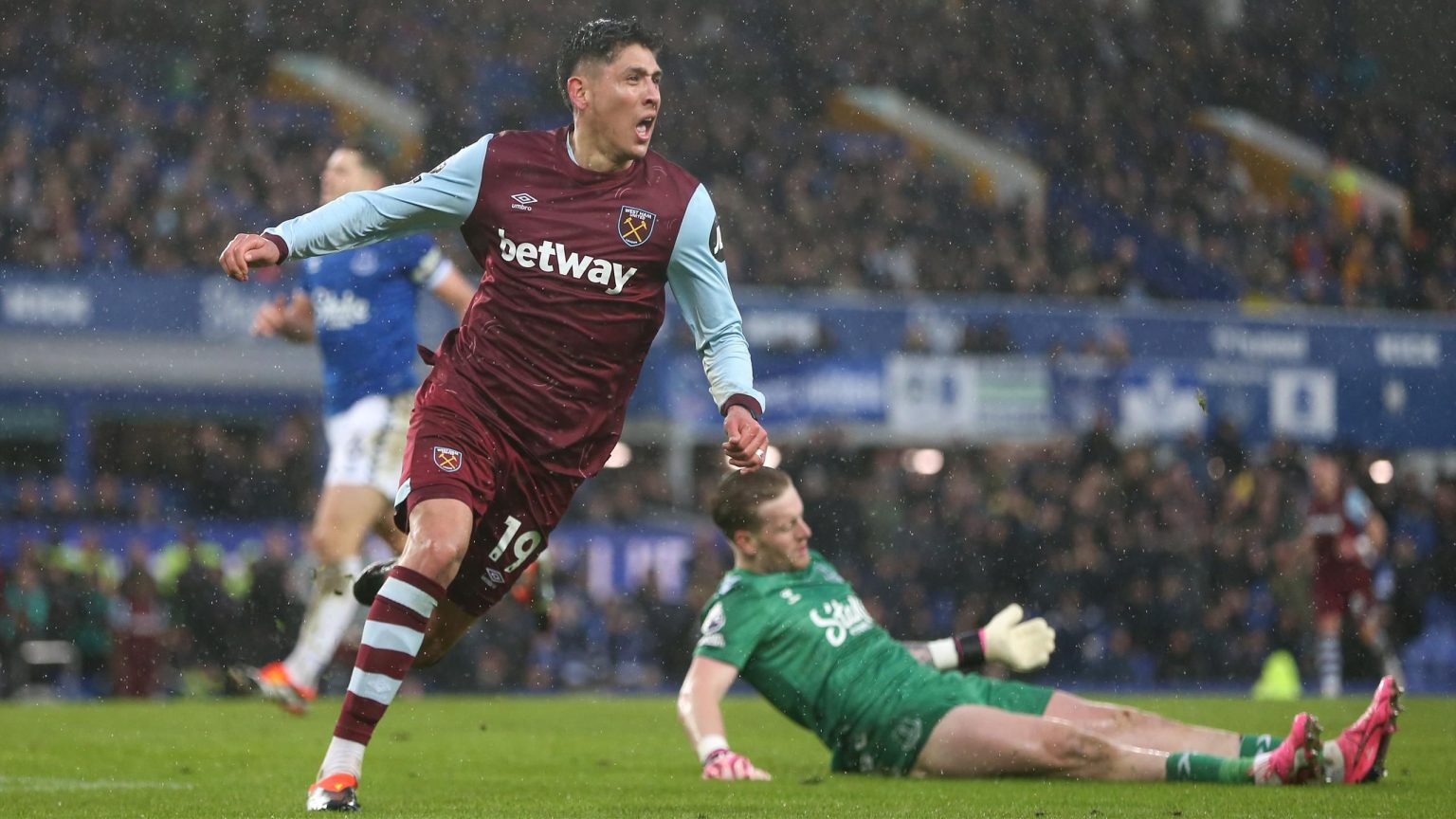 الدوري الإنجليزي الممتاز: عودة دراماتيكية لفريق وست هام أمام إيفرتون، وانتصارات سهلة لفولهام ونيوكاسل