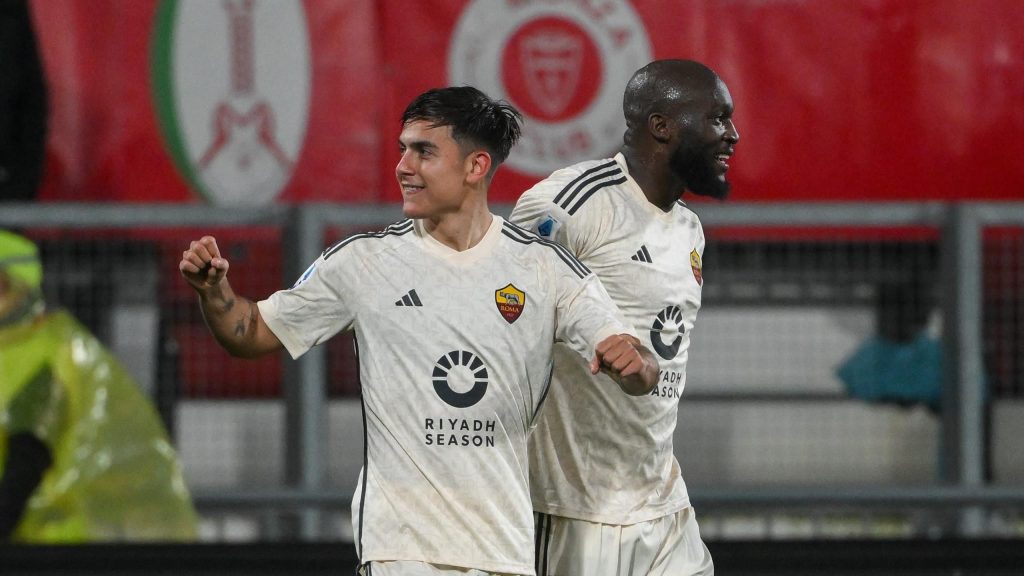 ركلة حرة مذهلة من ديبالا تساعد روما على تجاوز مونزا، ويسجل لوكاكو الهدف أيضًا