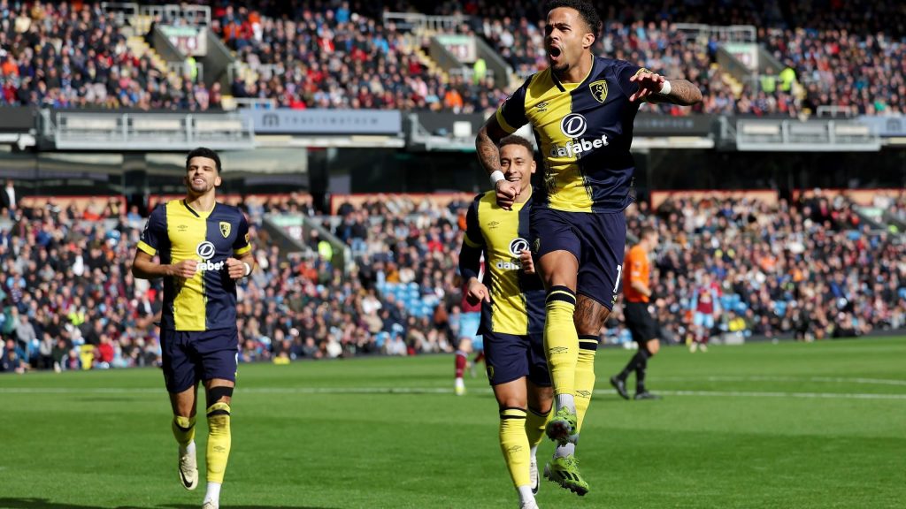 الدوري الإنجليزي الممتاز: بورنموث يحكم على بيرنلي بالمباراة العاشرة دون فوز بعد فوز سهل