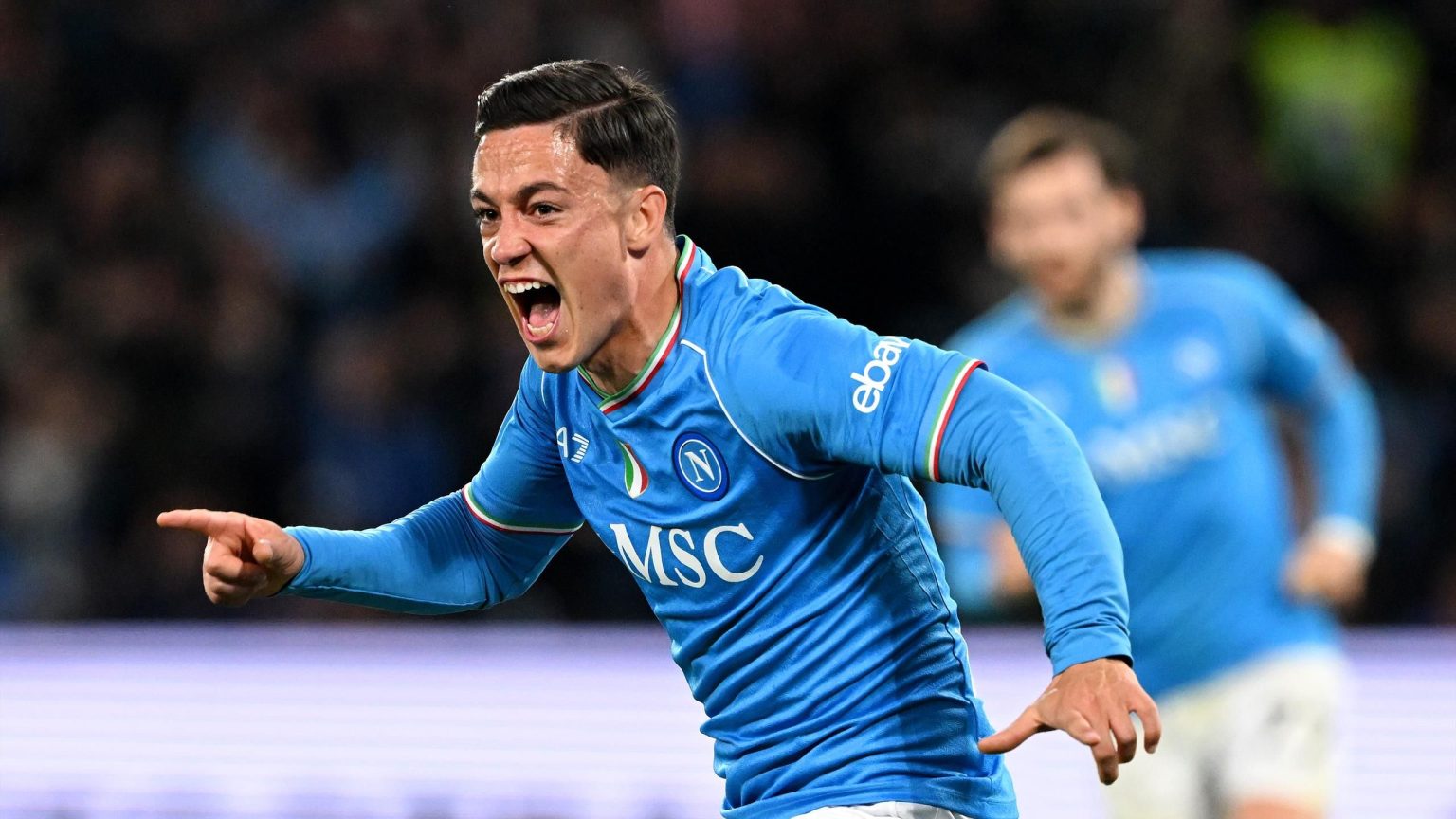 نابولي 2-1 يوفنتوس – جياكومو راسبادوري ينتزع فوزًا دراماتيكيًا متأخرًا للمضيفين في مباراة ضخمة بالدوري الإيطالي