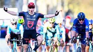 باريس-نيس 2024: أرفيد دي كلاين ينطلق بسرعة لتحقيق أول فوز لا يُنسى في الجولة العالمية في المرحلة الثانية