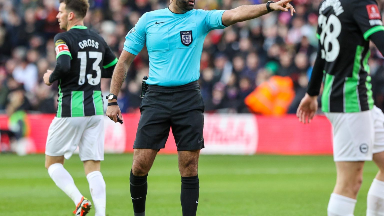 الحكم صني سينغ جيل يدخل تاريخ الدوري الإنجليزي الممتاز ليصبح أول بريطاني من جنوب آسيا يتولى إدارة دوري الدرجة الأولى