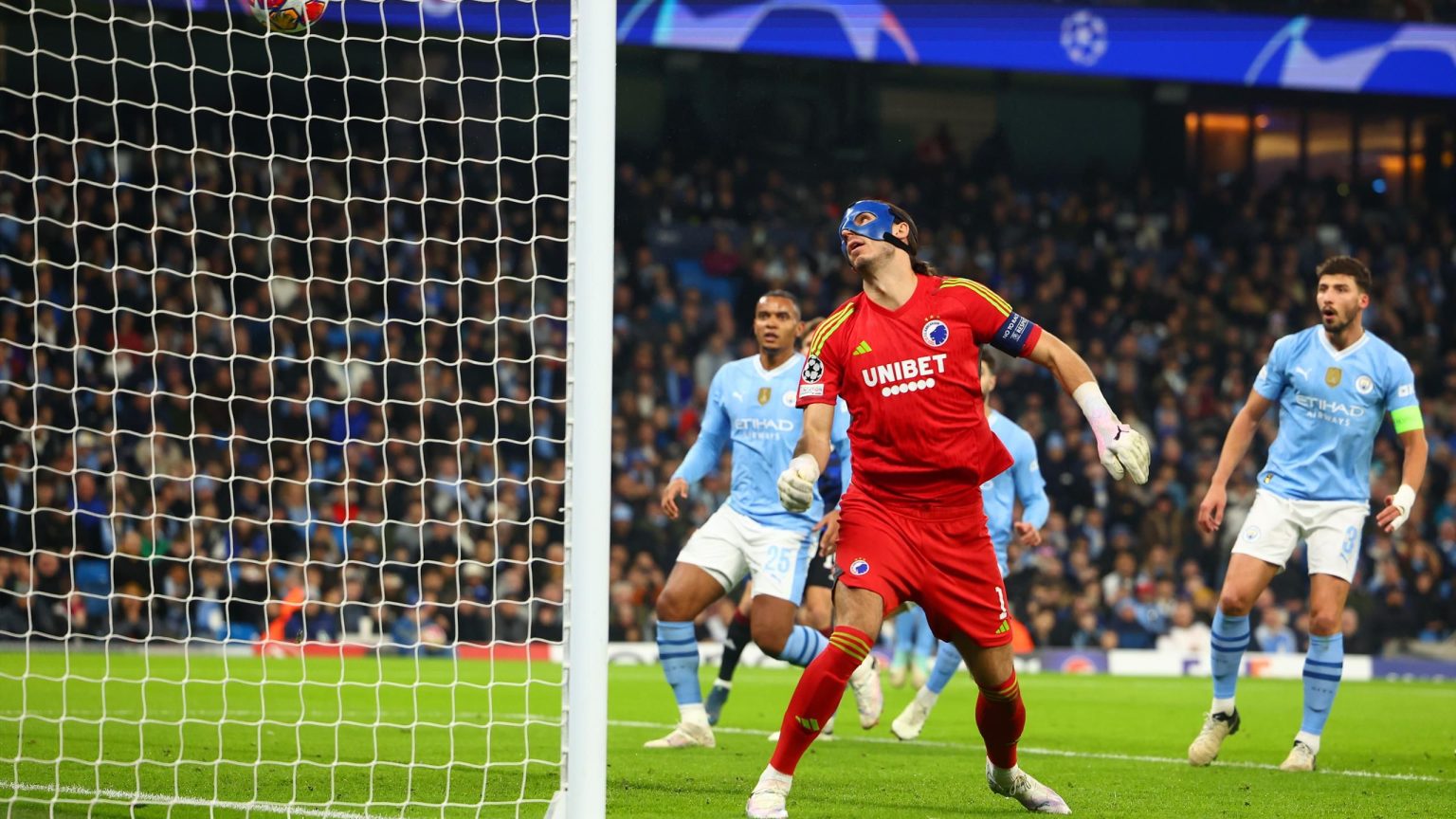 “المغني المقنع في المرمى” – حارس كوبنهاجن يرتكب خطأً ضد مان سيتي