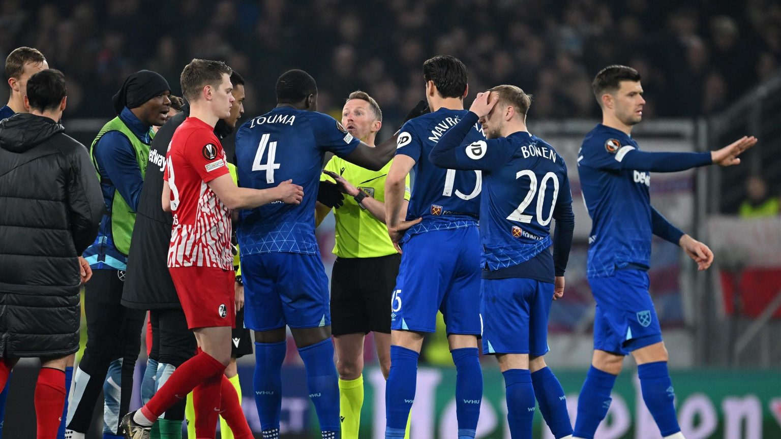 يقول مايكل أوين إن حكم كرة اليد “فوضى مطلقة” بعد الجدل المتأخر في خسارة وست هام أمام فرايبورج في الدوري الأوروبي