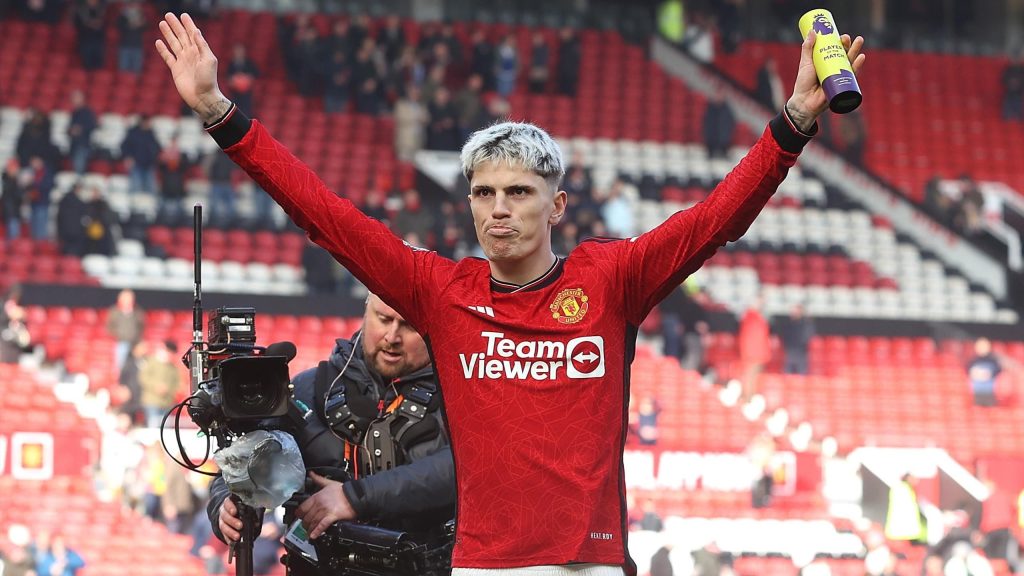 “إنه مثل الحلم” – يستمتع جارناتشو بينما يغني تين هاج وأولد ترافورد في مدحه