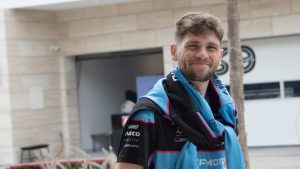 ديكسون “بخير” وخرج من المستشفى بعد تعرضه لحادث كبير، وأهدى ألونسو فوزه في Moto3 لبريت