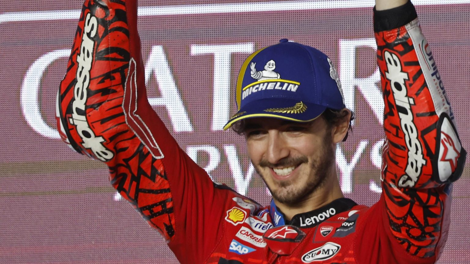 يُظهر بيكو باجنايا “سبب كونه بطل العالم المزدوج”، وبيدرو أكوستا “يعني العمل” – خبراء TNT في افتتاحية MotoGP