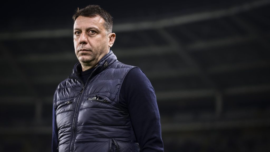 ليتشي يقيل دافيرسا بعد “نطحة” واضحة على مهاجم فيرونا هنري