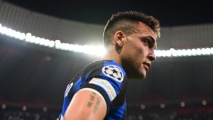 “لقد ذهبت ساقاه” – فرديناند وأوين يشرحان ضربة جزاء مارتينيز “الصادمة”