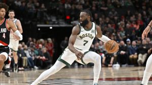 “عليك أن تظل متحفزًا” – شاك يحذر سيلتيكس بينما يتألق براون في المباراة الفاصلة ليحقق الفوز