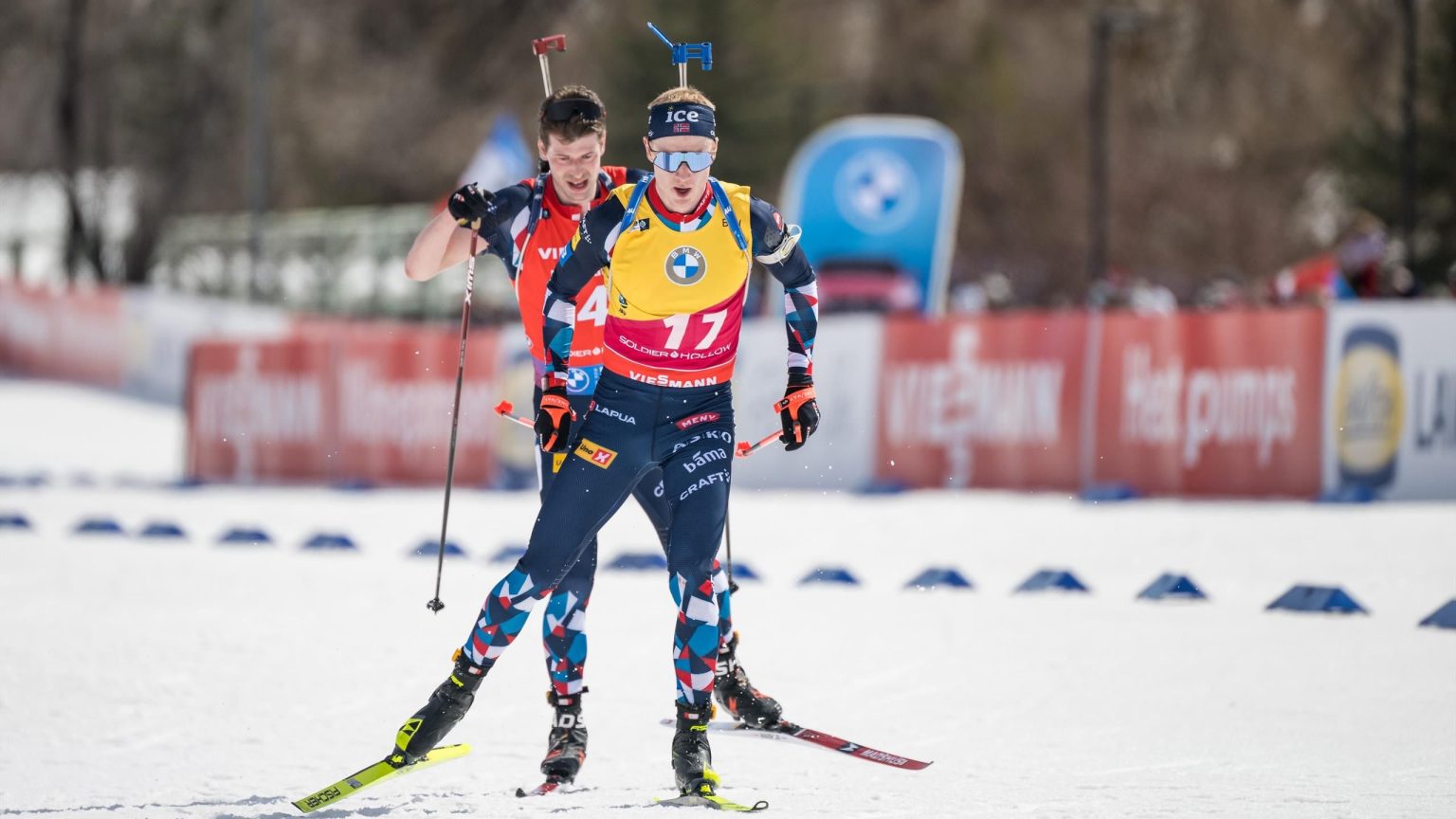 يوهانس ثينجنيس بو في طريقه إلى كريستال جلوب بعد فوزه بسباق السرعة في كانمور، متفوقًا على شقيقه تارجي