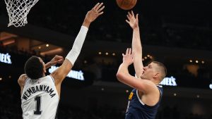 نجوم يوكيتش يتراكمون المزيد من البؤس على فريق ويمبانياما توتنهام بينما يتقدم ناجتس إلى القمة