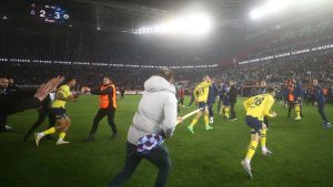 “أحداث صادمة” – اقتحامات عنيفة للملعب أفسدت فوز فنربخشة على طرابزون سبور