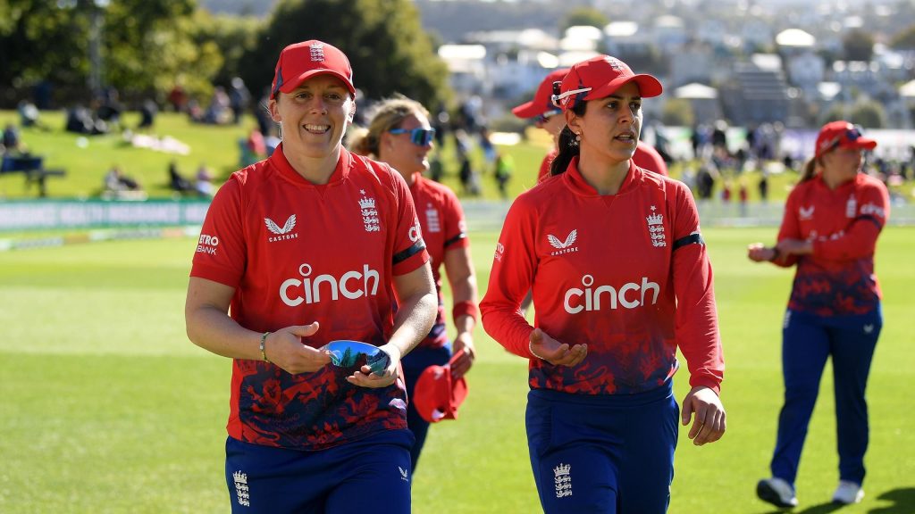 تتصدر إنجلترا سلسلة T20 بفوز مريح على نيوزيلندا