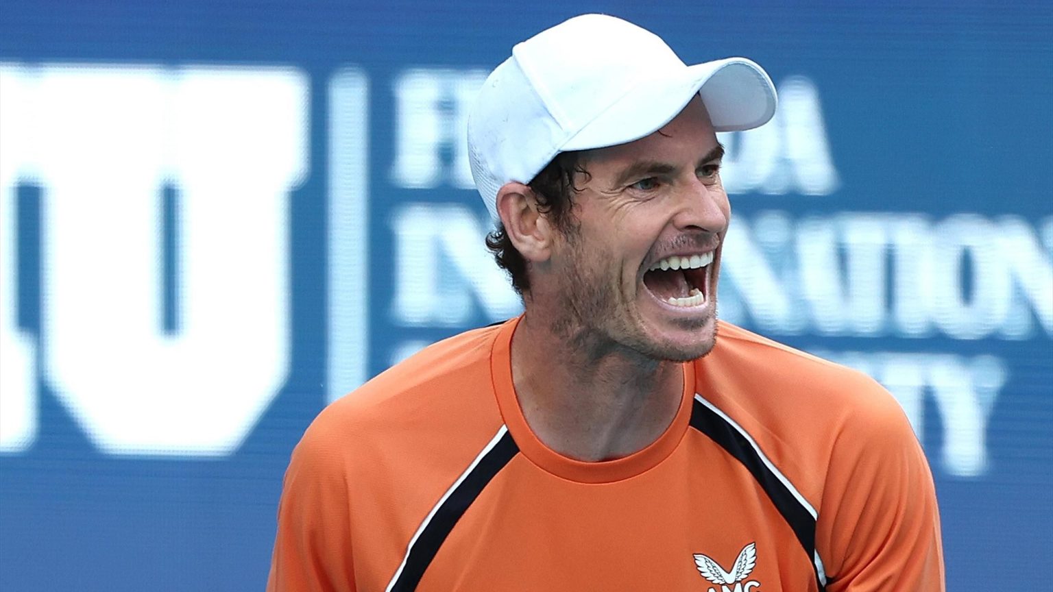 يقول آندي موراي إنه “ليس روبوتًا” بعد الضحك المزيف وهو في طريقه لتحقيق فوز كبير في ميامي – “أنا غريب بعض الشيء، غريب بعض الشيء”