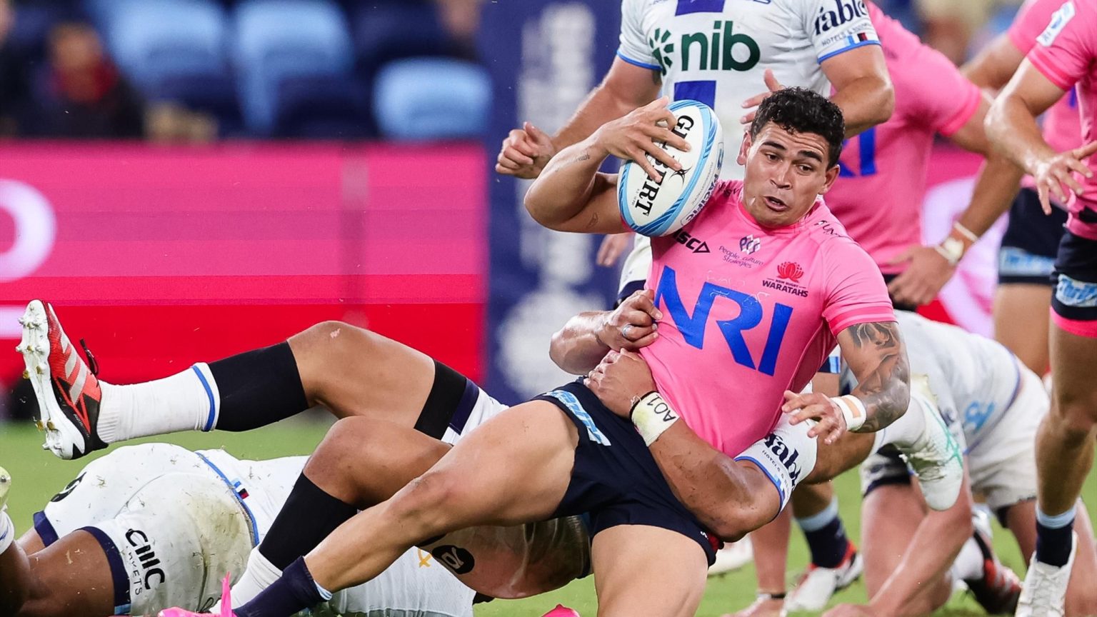 ليستر تايجرز: إيزايا بيريس ونيكي سميث سيوقعان مع فريق غالاغر الممتاز اعتبارًا من الموسم المقبل