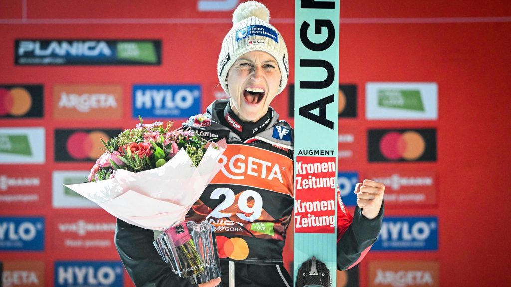 إيفا بينكلنيج تفوز بالميدالية الذهبية النهائية لكأس العالم للقفز على الجليد FIS مع رقم قياسي جديد على التل، ونيكا بريفك تحصل على الميدالية البرونزية