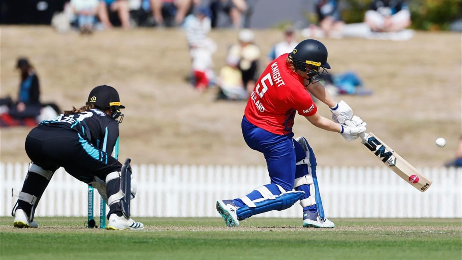 يلهم نايت إنجلترا لتتقدم 2-0 في سلسلة T20 على نيوزيلندا