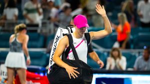 بطولة ميامي المفتوحة: إيجا سوياتيك “محبطة” بسبب انتهاء سعيها لتحقيق ثنائية صن شاين بعد الهزيمة أمام إيكاترينا ألكساندروفا