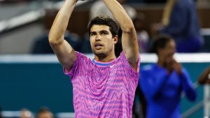 كارلوس الكاراز يقدم “عرضًا” أمام “الأساطير” عندما تغلب على جايل مونفيس ليصل إلى دور الـ16 في بطولة ميامي المفتوحة