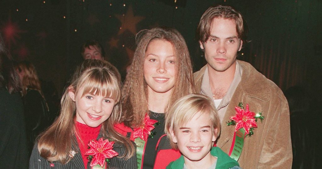 فريق عمل 7th Heaven يجتمع مجددًا بعد مرور 17 عامًا على انتهاء السلسلة في مؤتمر التسعينيات: اكتشف من كان هناك