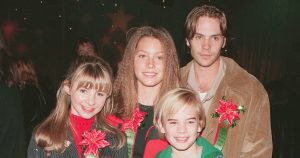 فريق عمل 7th Heaven يجتمع مجددًا بعد مرور 17 عامًا على انتهاء السلسلة في مؤتمر التسعينيات: اكتشف من كان هناك
