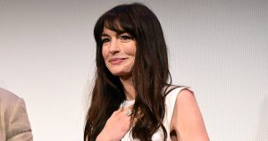 آن هاثاواي تبكي في عرض فيلم “The Idea of You” في SXSW، وتشكر الجمهور على “كونهم متصلين جدًا”