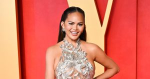 Chrissy Teigen تحتضن “ندبات رفع المعتوه” في فستان مشد شبكي مثير
